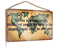 Letrero de porche navideño con texto en inglés "We Live In A Time Where Intelligent People Are Being So That Stupid" para habitación de niños, decoración colgante para porche (23 x 35 cm)