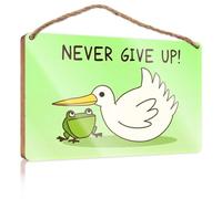 Letrero de puerta con texto en inglés "Work From Home" con texto en inglés «Work From Home» con texto en inglés "A Stork Carrying A Frog With The Text Never Give Up!". Letrero