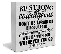Letrero decorativo de madera con versículo bíblico «Be Strong and Courageous» Josué 1:9, escritura cristiana, bloque de madera, decoración de casa de campo, estante o pared de 5 x 5 pulgadas