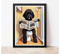 Letrero decorativo para pared de baño con diseño de Cockapoo negro sentado en el inodoro leyendo periódico - Impresión divertida de perro Cockapoo en la parte inferior del baño (impresión A4
