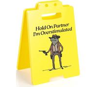 Letrero divertido con texto en inglés "Hold On Partner I'm Overstimulated" para decoración de escritorio de oficina, divertido letrero de advertencia de escritorio