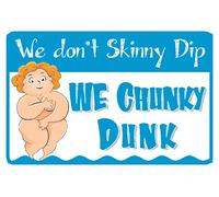 Letrero divertido con texto en inglés "We Dont Skinny Dip We Chunky Dunk Pool Sign Funny Swimming Hot Tub Safety Signs Poster 8X12"