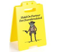 Letrero humorístico de escritorio con texto en inglés "Hold On Partner I'm Overstimulated", regalos para aliviar el estrés para colegas, decoración divertida de oficina para compañeros de trabajo y