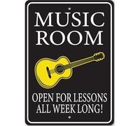 Letrero metálico que anuncia clases de música abiertas.