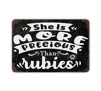 Letrero motivacional de estaño con texto en inglés "She is More Valuable Than Rubies", placa de metal rústica para colgar en la pared, divertido letrero de aluminio para granja, cocina, aula