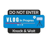 Letrero para puerta de dormitorio infantil con texto en inglés "Do not enter - Vlog in Progress", color azul y negro