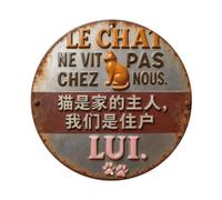 Letrero redondo de metal con texto en inglés "The Cat Does Not Live With Us It Is We Who Live With Him" para decoración de pared, bar, garaje, cafetería, cocina, hogar, póster artístico de 8 x 8