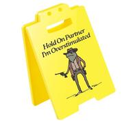 Letreros de escritorio con texto en inglés "Hold On Partner I'm Overstimulated", regalo divertido para broma, humor, advertencia de oficina para aliviar el estrés, divertida advertencia de oficina