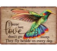 Letreros de estaño vintage con diseño de colibrí con texto en inglés "Those We Love Don't Go Away They Fly Beside Us Every Day" para hombre y mujer, letrero decorativo de aluminio para pared, bar