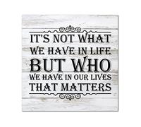 Letreros de madera con texto en inglés "It's Not What We Have in Life But Who We Have in Our Lives", placa de pared con cita en inglés "It's Not What We Have in Our Lives", letrero clásico para colgar
