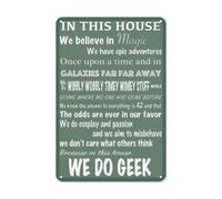 Letreros de metal con texto en inglés "In This House We Do Geek We Believe In Magic Funny Man Cave Vintage Tin Sign On Metal Signs for Wall Art 20.3 cm x 30.5 cm