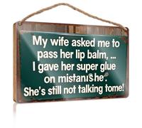 Letreros divertidos para bar con texto en inglés «My Wife Asked Me To Pass Her Lip Balm, I Gave Her Super Glue On Mistake Camper», letrero de madera para colgar en el baño (23 x 35 cm)