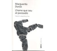 L'home que seu al passadís