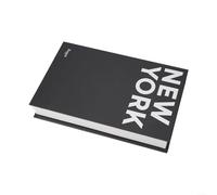 Libros decorativos y falsos hechos de papel de cartón gris con patrones impresos detallados para crear un ambiente elegante e intelectual en interiores (Nueva York)