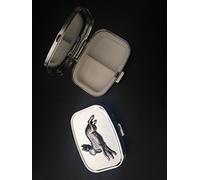 Liebre A2 hecha de peltre inglés fino en una pastilla rectangular de metal plateado de viaje