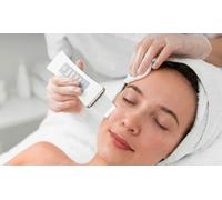 Limpieza facial profunda con espátula de ultrasonidos y terapia de luz led