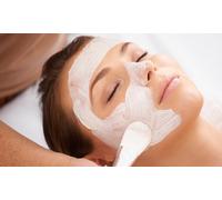 Limpieza facial simple con exfoliación mascarilla crema hidratante y masaje