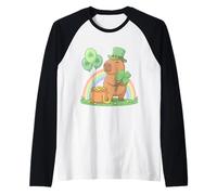 Lindo Capibara de la Suerte sosteniendo trébol Arco Iris día de San Patricio Camiseta Manga Raglan