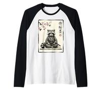 Lindo Mapache samurái Sentado bajo Flores de Cerezo Arte de Tinta Camiseta Manga Raglan