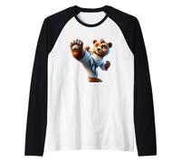 Lindo Oso de Karate pateando diversión Camiseta Manga Raglan