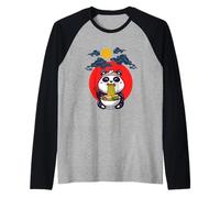 Lindo panda comiendo ramen bajo el cielo iluminado por la luna Camiseta Manga Raglan