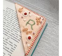 Litthing Marcapaginas de Esquina Bordado a mano, 26 Letras Personalizados Marcapágina Estaciones Triángulo de Fieltro Regalos para Amantes de Los Libros Hombres Mujeres