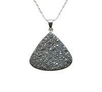 LKBEADS Colgante de pirita natural, gema de color gris, forma trillón, corte en bruto, 38x42 mm, collar con dije de piedra con cadena de cable de 18", joyería para atraer riqueza e imán de dinero