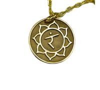 LKBEADS Collar con colgante de moneda grabada del chakra del plexo solar de 24 mm con cadena tipo cable de 45 cm | Plata de ley chapada en oro | Joyería de regalo unisex | LK_PNDN_1506