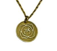 LKBEADS Collar con colgante de moneda grabada del chakra raíz de 24 mm con cadena tipo cable de 45 cm | Plata de ley chapada en oro | Joyería de regalo unisex | LK_PNDN_1364