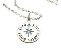 LKBEADS Collar de brújula en plata de ley 925. Colgante Encuentra tu norte verdadero. Joya sencilla para el día a día. Cita inspiradora. Viajero. Dije | Cadena de 45 cm | Chapado en plata | L_PN_0051