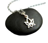 LKBEADS Collar de capullo de loto en plata de ley 925. Collar de flores. Dije. Joyería de yoga zen. Colgante sencillo y delicado para uso diario. Delicado | Con cadena de 45 cm | Chapado en plata |