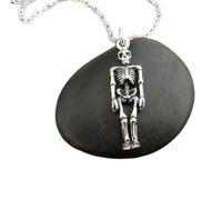 LKBEADS Collar de esqueleto humano en plata de ley 925, colgante pequeño y realista de Halloween de dos caras, simple y delicado, con un fantasma espeluznante | Cadena de 45 cm | Chapado en plata |