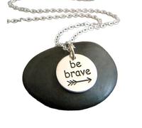 LKBEADS Collar de flecha Sé valiente en plata de ley 925, pequeño y redondo, con palabras inspiradoras, cita inspiradora, lema, afirmación, yoga, dije de fuerza | Cadena de 45 cm | Chapado en plata |