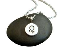 LKBEADS Collar de Leo en plata de ley 925. Pequeño signo del zodíaco. Colgante con símbolo astrológico. Dije sencillo para uso diario | Con cadena de 45 cm | Chapado en plata | LK_PNK_02742