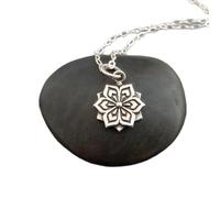 LKBEADS Collar de mandala de plata de ley 925 con pequeño colgante de flor de loto y pétalos, amuleto del universo zen, joyería bohemia, regalo espiritual | Con cadena de 45 cm | Chapado en plata |