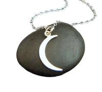 LKBEADS Collar de media luna pequeña en plata de ley 925. Dije de luna plateada. Delicado colgante de astrología celestial. Joya sencilla para el día a día | Con cadena de 45 cm | Chapado en plata |