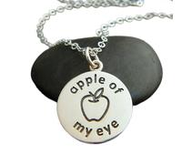 LKBEADS Collar de plata de ley 925 con la frase Niña de mis ojos. Pequeño colgante con frase inspiradora, frase de amor y amuleto romántico. Cadena de 45 cm. Chapado en plata. L_PN_0294