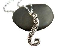 LKBEADS Collar de tentáculo de pulpo pequeño en plata de ley 925. Colgante de criatura marina, animal marino acuático oceánico, joyería playera. Con cadena de 45 cm. Bañado en plata. L_PN_0587