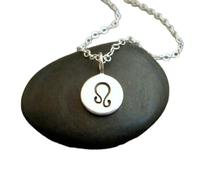 LKBEADS Collar Leo en plata de ley 925. Pequeño colgante con símbolo astrológico del signo zodiacal. Joya sencilla para uso diario | Con cadena de 45 cm | Chapado en plata | L_PN_0240