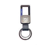 Llavero Mosquetón del Atletico de Madrid con el escudo en Piel Color Negro y Acero, Dispone de Dos argollas o Arandelas. 9 x 3 cm. Se Presenta en Caja Negra con el Escudo del Club. Producto Oficial