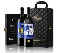«Lo importante no es saber sino tener el teléfono de...» Mensaje en una Botella. Estuche-Maletín de LUJO 2x Vino Tinto Premium Reserva 12 Meses y Set de 4 Accesorios. Etiqueta Azul PERSONALIZABLE