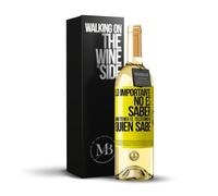 «Lo importante no es saber sino tener el teléfono de QUIEN sabe» Mensaje en una Botella. Vino Blanco Premium Verdejo Joven + Gift Box. Etiqueta Amarilla PERSONALIZABLE