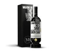 «Lo importante no es saber sino tener el teléfono de QUIEN sabe» Mensaje en una Botella. Vino Tinto Premium Reserva 12 Meses MBS Martín Berasategui System + Gift Box. Etiqueta Blanca PERSONALIZABLE