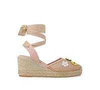 Lodi Alpargatas de Mujer para Uso Diario con Diseño Sencillo y Elegante. Confeccionadas en Rejilla y Piel con Detalle de Flores y Tachas. Cuña de 7 cm y Plataforma de 2 cm. Serie CORIT. Color Beige
