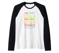 Lola está aquí Haciendo Cosas graciosas con el Nombre de Lola Camiseta Manga Raglan