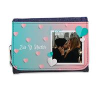 LolaPix Monedero. Cartera Tejana Personalizada. Hombre Joven. San Valentín. Regalos Originales. Regalos para Parejas. Tejido en Cartera Símil Piel. Cierre con botón Clic. Love Pastel