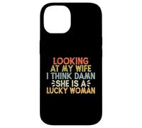 Looking At My Wife I Think Damn She Is A Lucky Woman Carcasa para iPhone 14
