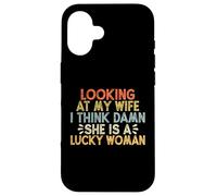 Looking At My Wife I Think Damn She Is A Lucky Woman Carcasa para iPhone 16