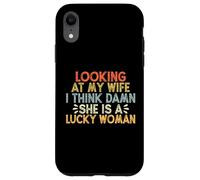 Looking At My Wife I Think Damn She Is A Lucky Woman Carcasa para iPhone XR