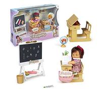 los Barriguitas - Escuela, Juguete Cole clásicas, Incluye 2 escritorios o pupitres, una Pizarra y tizas, muñeca bebé de Siempre y Accesorios como Cuadernos y lápices, Famosa (700016656)